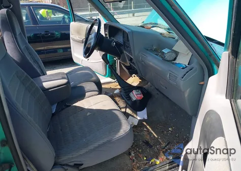 1993 Ford Ranger z USA, uszkodzony, nr VIN 1FTCR10A0PPB65064